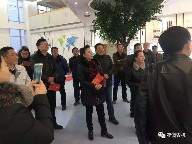 市農(nóng)機(jī)局劉勤局長(zhǎng)觀(guān)看亞澳發(fā)展史 市農(nóng)機(jī)局劉勤局長(zhǎng)觀(guān)看亞澳發(fā)展史