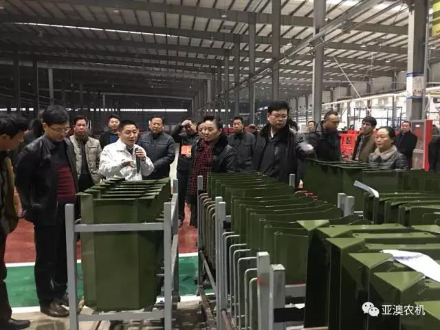 各級(jí)領(lǐng)導(dǎo)參觀(guān)亞澳粉體智能涂裝產(chǎn)線(xiàn) 各級(jí)領(lǐng)導(dǎo)參觀(guān)亞澳粉體智能涂裝產(chǎn)線(xiàn)