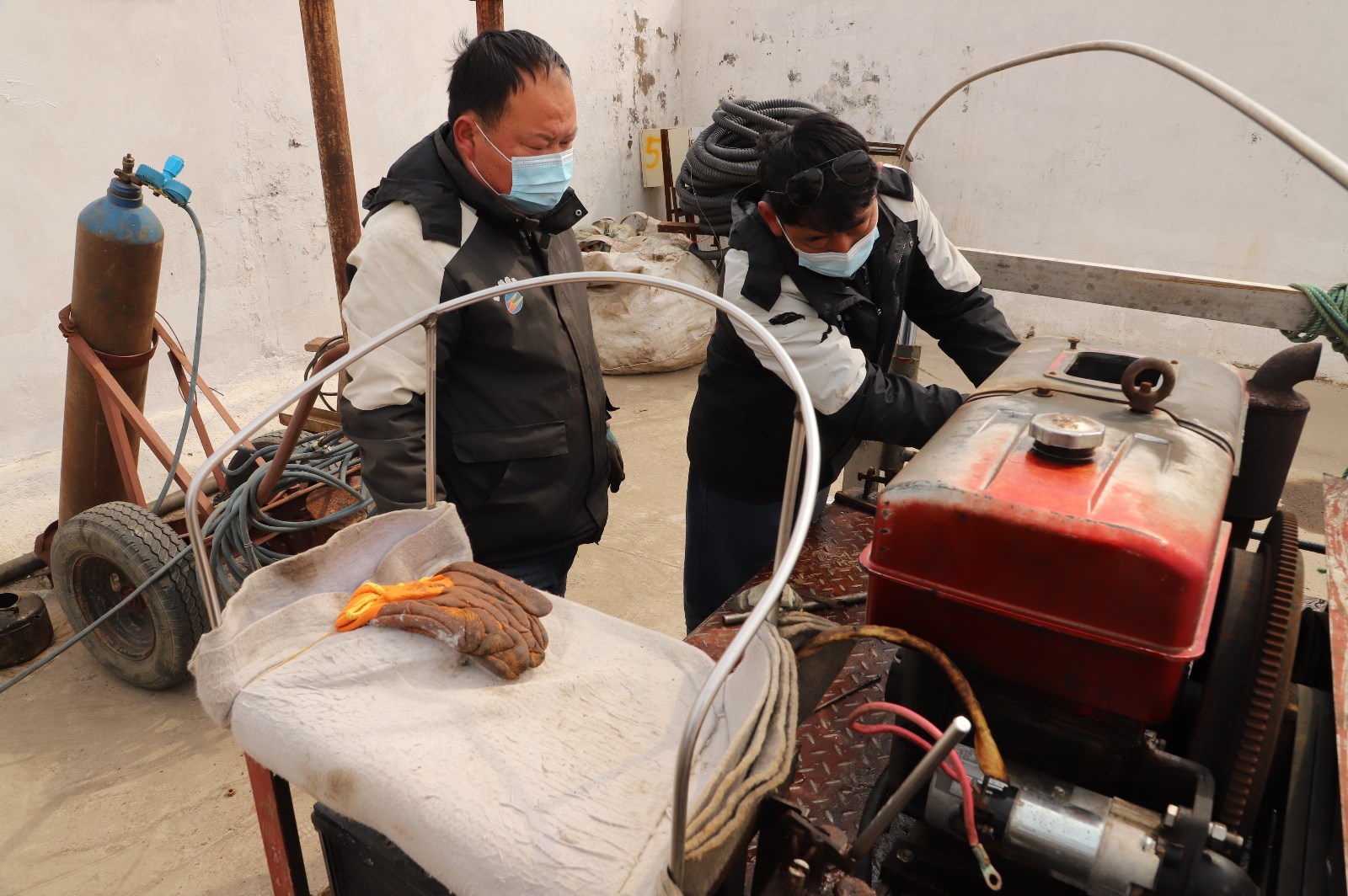維修鹽業(yè)機(jī)械.JPG